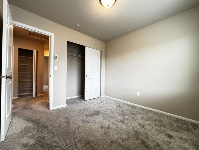 Building Photo - Wonderfully maintained Sunrise Townhome