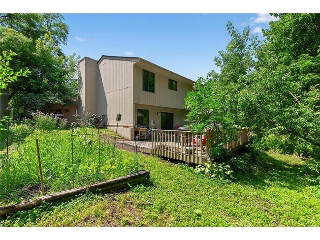 Building Photo - 16220 15th Ave N