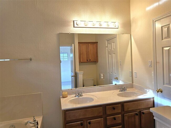 Building Photo - 9201 Brodie Ln