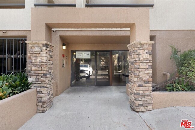 Building Photo - 5530 Owensmouth Ave