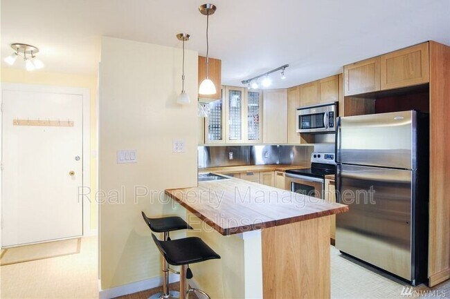 Building Photo - 3825 NE 155th Pl