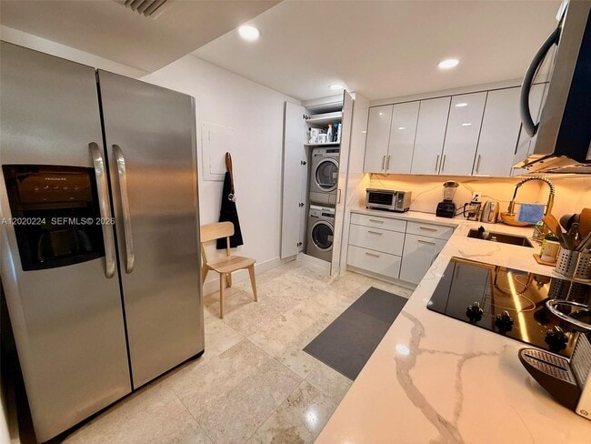 Building Photo - 1420 Brickell Bay Dr