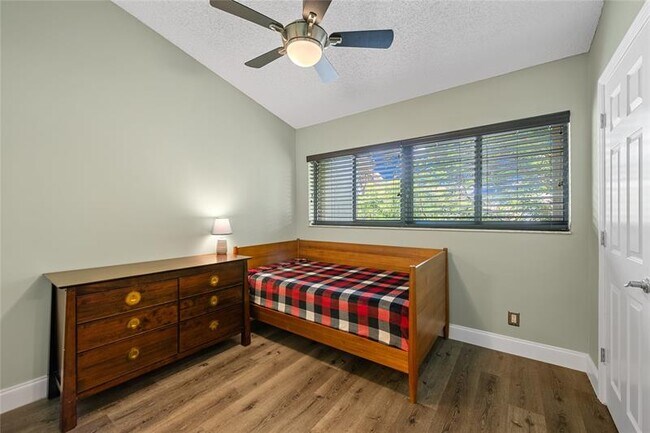Building Photo - 3020 S Oakland Forest Dr