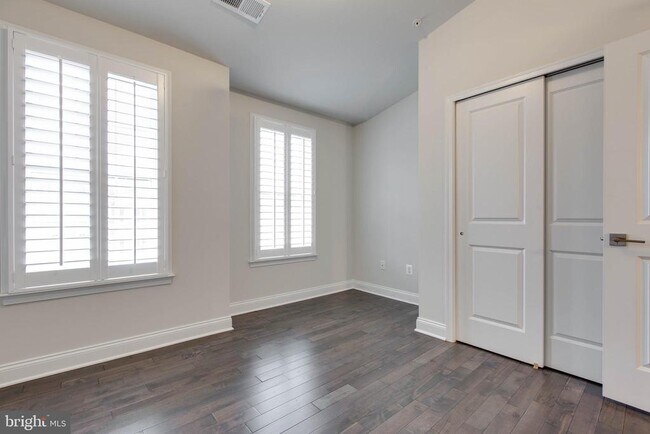 Building Photo - 8526 Pine Springs Dr