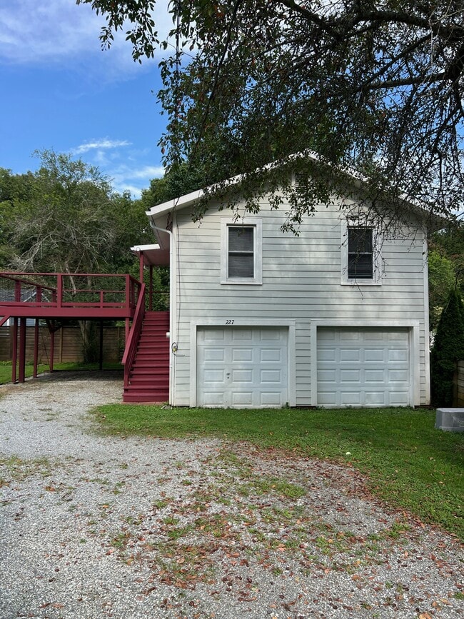 Building Photo - 227 Maple St