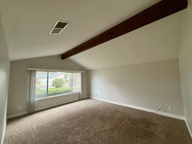 Building Photo - Single story home with vaulted ceilings!