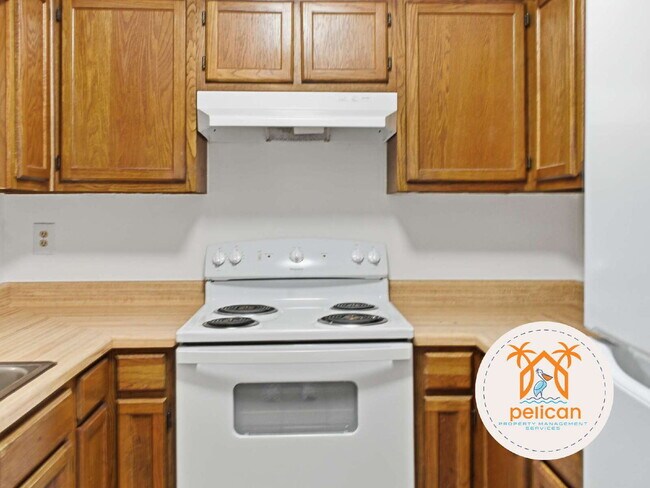 Building Photo - Bright townhome in the heart of Pensacola