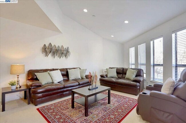 Building Photo - $2,890- GORGEOUS 2 BEDROOM CONDO IN CENTRA...