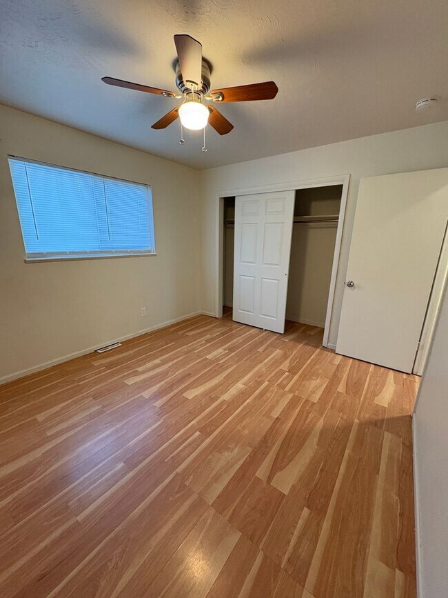 Building Photo - Charming 2-Bedroom Oasis with Spacious Front Yard!