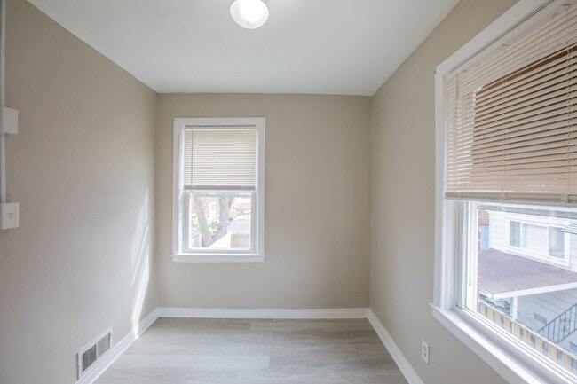 Building Photo - Lovely 2 BR/1 BA EOG Townhome in Brooklyn ...