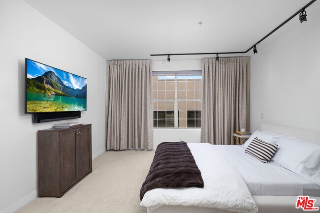 Building Photo - 930 N Doheny Dr