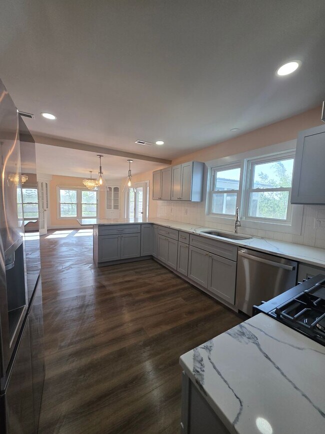 Building Photo - Newly Renovated Stunning Home