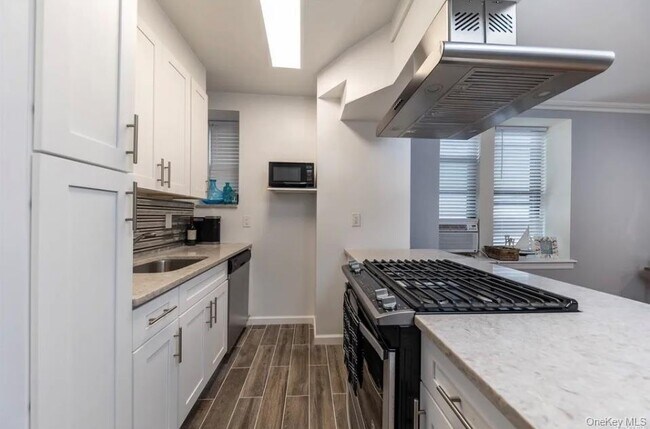 Building Photo - 25 W Broadway