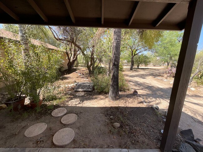 Building Photo - Great Northwest location Magee & La Canada