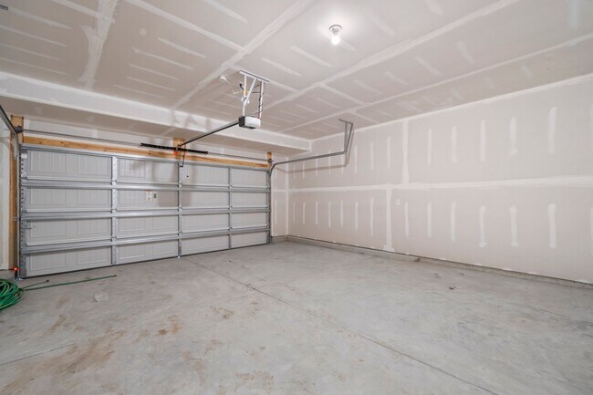 Building Photo - Almost Brand New Home 4 Bedroom with 2.5 b...