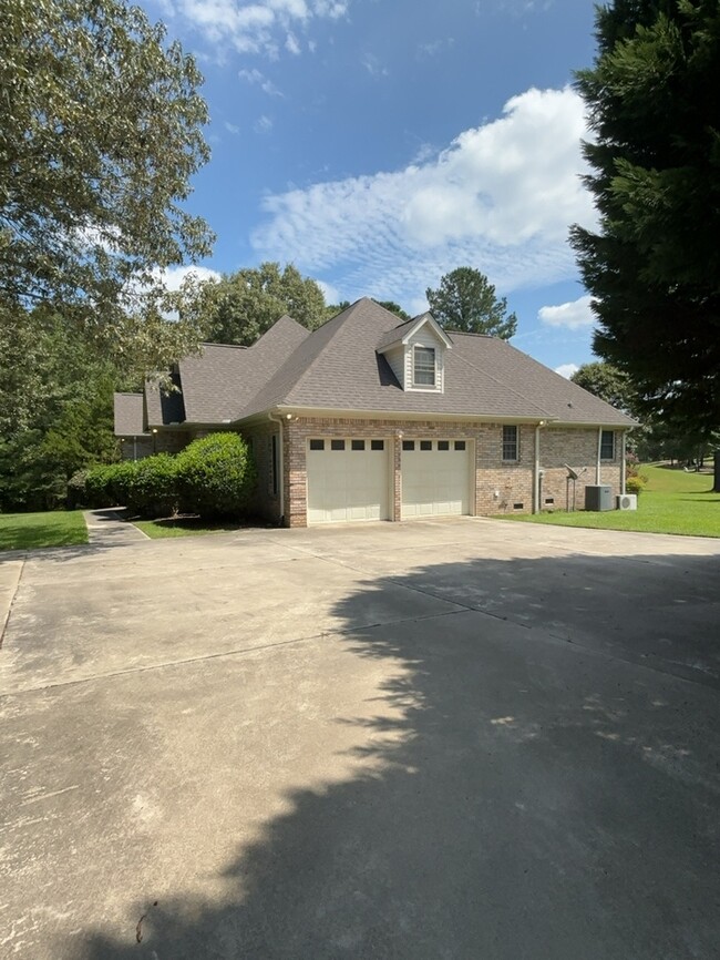 Building Photo - 300 Lake Arbu Dr