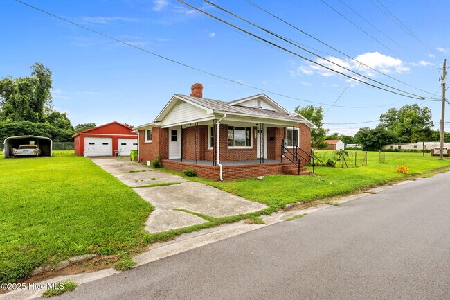 Building Photo - 308 Norwood St
