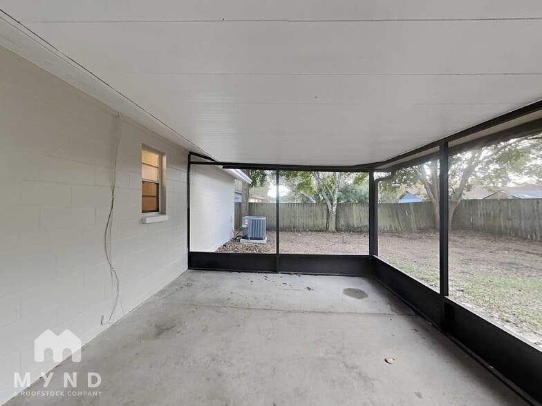 Building Photo - 2233 Selkirk St