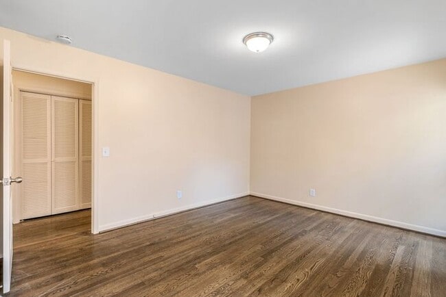 Building Photo - NW, Updated, Wood Floors, SS Appl., Den, Dining Roon, Sun Room, Finished Basement, Fenced!