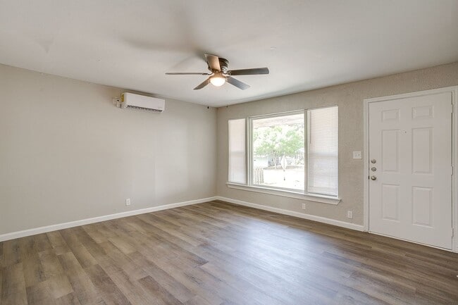 Building Photo - Remodeled 2 Bed 1 Bath Home Ready for New ...