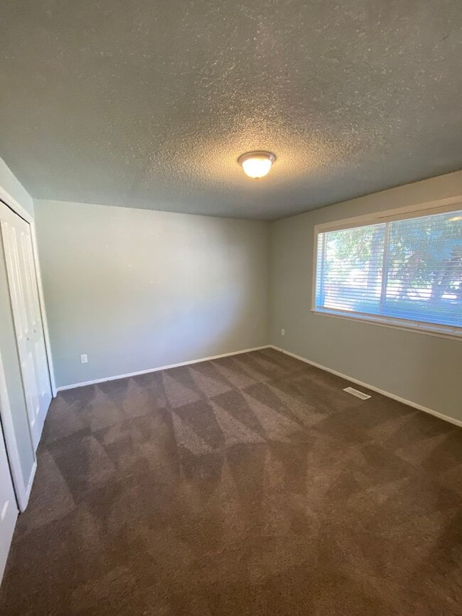 Building Photo - Ready first of June / 3 bedroom 2 bathroom...
