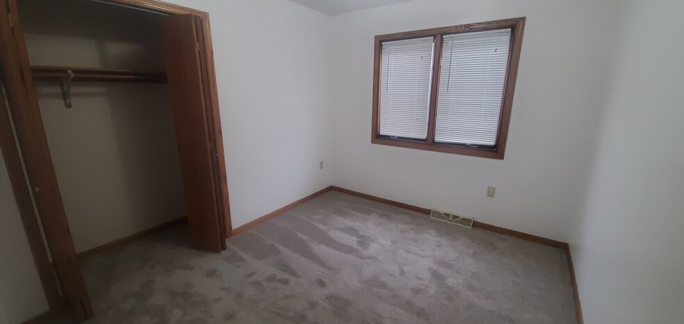Building Photo - 2425 S 75th St