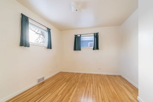 Building Photo - 204 19th Ave NW