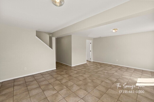 Building Photo - Spacious Ranch-Style 5-Bedroom in The Heig...