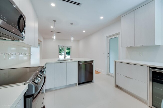 Building Photo - 1449 Cecilia Ave