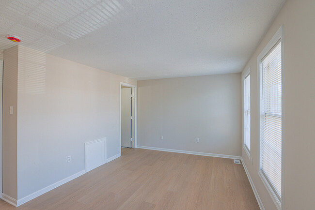 Building Photo - Beautiful 3 Bedroom Home with 2.5 Bathrooms