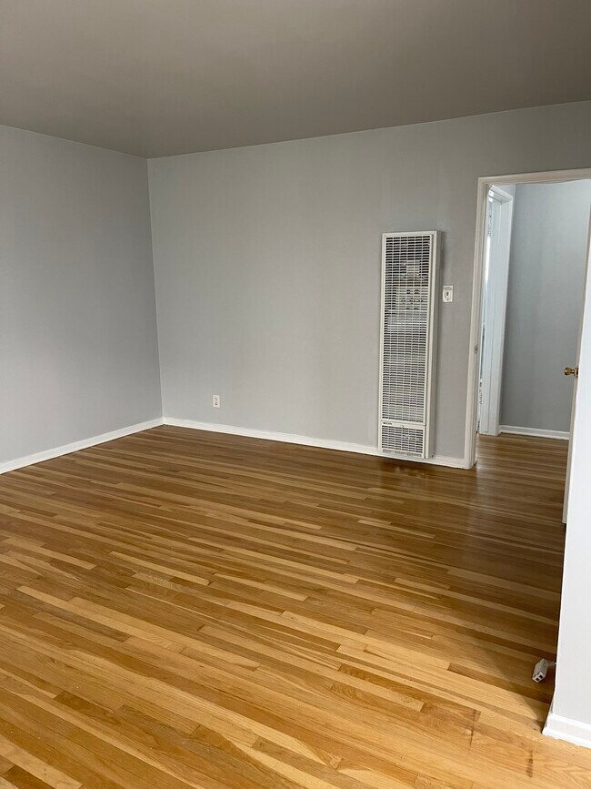 Building Photo - 848 9th St