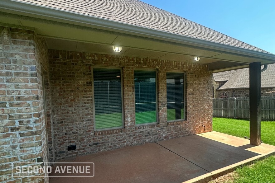 Building Photo - 1129 Samantha Ln