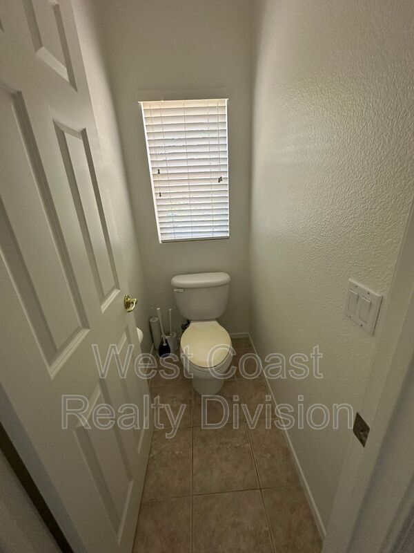 Building Photo - 820 Silver Dr