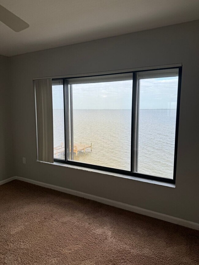 Building Photo - Directly on the River, what a view!!