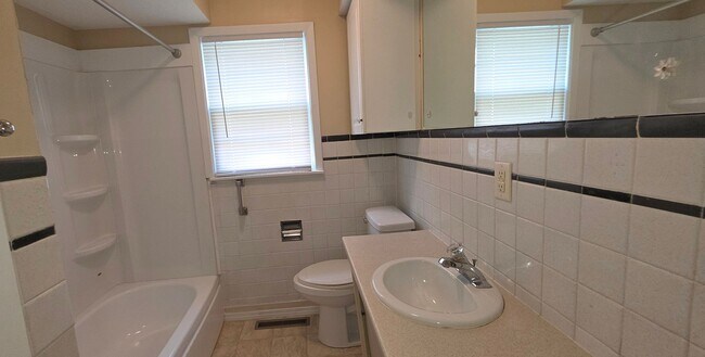 Building Photo - 3 BR 2 BA 2 Living Areas! Glendale Schools!  $1295