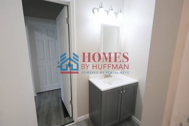 Building Photo - Two Bedroom House