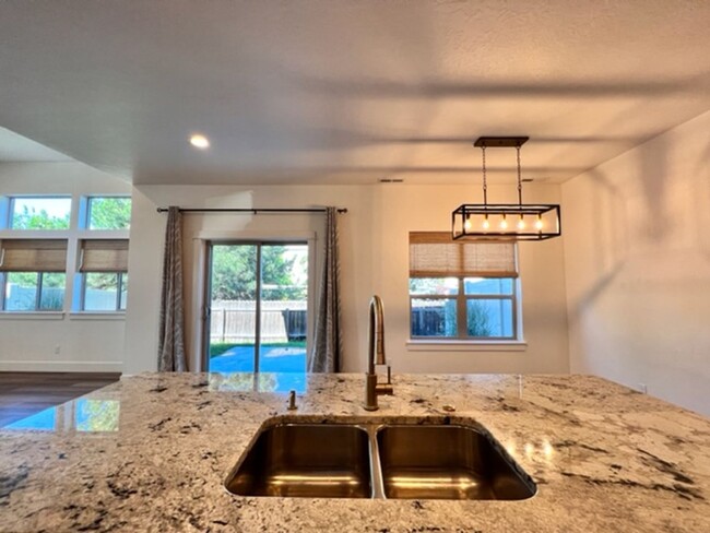 Building Photo - Beautiful Townhouse!