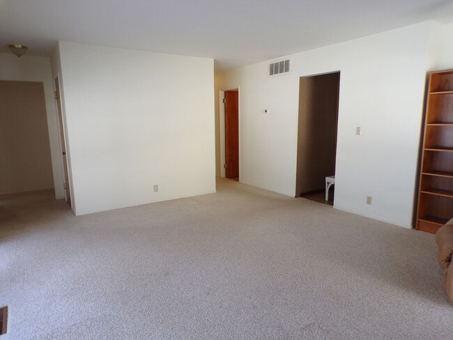 Building Photo - Light-Filled Home in Ideal Traverse City Neighborhood