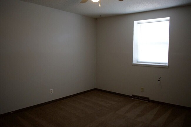 Building Photo - Affordable 3 Bedroom Duplex, SW Columbia!