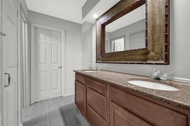 Building Photo - 705 Holly Springs Ct