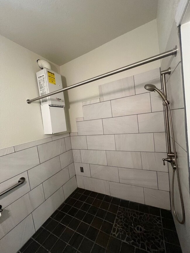 Building Photo - 2 Bedroom 2 bath Downtown Unit with $500 O...
