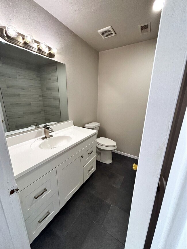 Building Photo - 10445 Wicklowe St