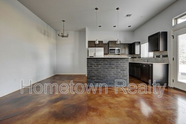 Building Photo - 459 S Fretz Ave