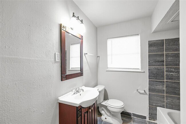Building Photo - 4710 Meadow Park Dr