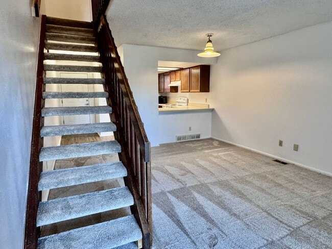 Building Photo - Well Maintained 2 BR/1BA Townhome Convenie...