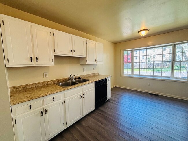 Building Photo - 105 Sherwood Ct