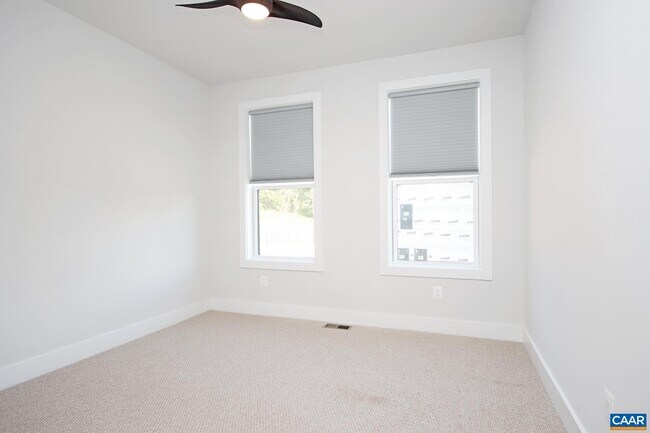 Building Photo - 806 Wesley Ln