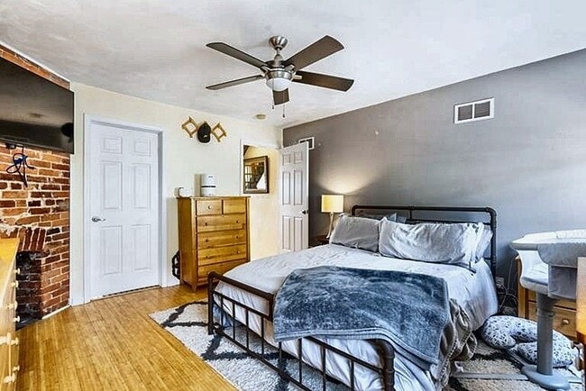 Building Photo - 4784 Sciota St