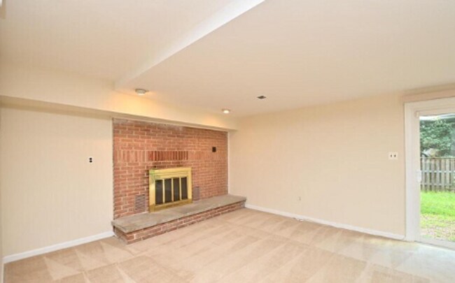 Building Photo - Charming 3-Level Townhome Backing to Woods in Prime Alexandria Location