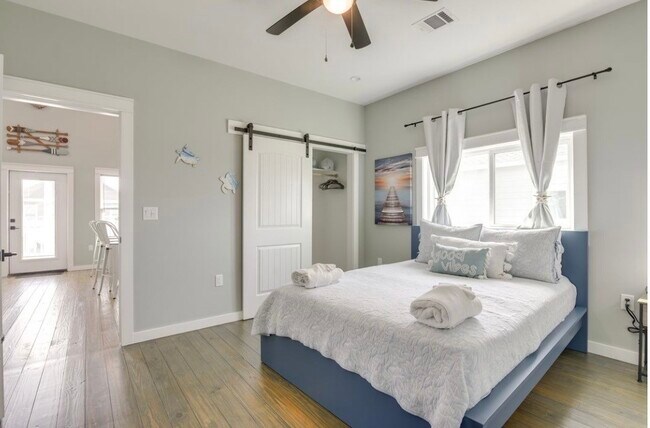 Building Photo - 1049 Sunset Cir